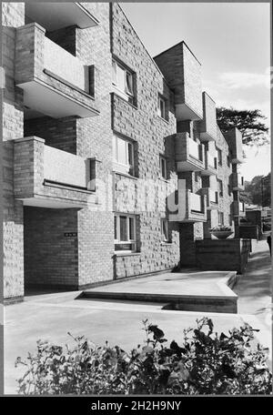 Westgate House, Clayport Street, Alnwick, Northumberland, 1960-1979. Außenansicht des Westgate House aus dem Jahr 22-33, in der Gemeinde Alnwick, Northumberland, nach Süden entlang der Vorderseite der Reihe von Reihenwohnungen, mit gepflasterten Gärten im Vordergrund. Stockfoto