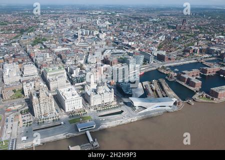 Liverpool Waterfront und Royal Albert Dock, Blick Richtung Osten zum Stadtzentrum und zwei Kathedralen, Liverpool, 2015. Stockfoto