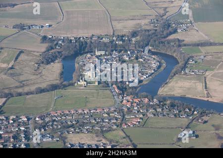 Das Dorf Warkworth, in einer Schleife des Flusses Coquet gelegen, zusammen mit ruinierten normannischen Burg, Warkworth, Northumberland, 2015. Stockfoto