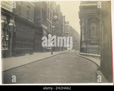 Strand, City of Westminster, Greater London Authority, 1901. Blick nordöstlich entlang des Strand, vorbei an der St Mary-le-Strand Kirche, in Richtung Holywell Street, mit dem Eingang zum Drury Court auf der linken Seite. Fotografiert als Teil einer Serie, die die Arbeiten von Holborn und Strand Improvement aufzeichnet. Die Gebäude auf der linken Seite dieses Fotos und die Holywell Street und Umgebung wurden kurz nach der Aufnahme abgerissen, um Platz für die Aldwych-Entwicklung zu schaffen. Eine handschriftliche Notiz zu dem Foto lautet: „Blick von Westen auf die Holywell St (Booksellers' Row) mit Mooney's Stockfoto