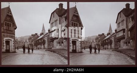 Fore Street, Beer, East Devon, Devon, 1913. Stereoskopische Sicht nach Norden entlang der Fore Street, mit einer Gruppe von Jungen, die mit einem Reifen im Vordergrund spielen, und dem Turm der St. Michaels Kirche im Hintergrund. Der Turm der St. Michaelskirche wurde seitdem abgerissen und durch einen Turm ersetzt. Stockfoto