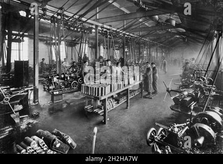 National Projectile Munitions Factory, Hall Street, Dudley, 1914-1918. Frauen und junge Männer produzieren Muscheln für 12, 14 und 18 Pfünder-Geschütze, die auf Tischen aufgestellt sind. Die Maschine wird von Antriebsriemen angetrieben. Die Beschriftung auf dem Negativ lautet „12&amp;14-PDR: And 18-PDR: H.E. Dept. View looking from West End, showing Turrel Machine Section“. Stockfoto