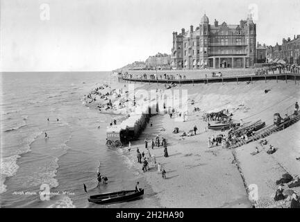 Hotel Metropole, The Promenade, Blackpool, 1890-1910. Das Hotel Metropole vom Nordufer aus gesehen mit Urlaubern am Strand im Vordergrund. Es wurde irgendwann während (oder kurz nach) der 1860er Jahre gebaut. Eine Reihe von Badehütten stehen am Strand für potenzielle Schwimmer aufgereiht. Stockfoto