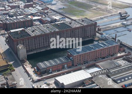 Stanley Dock, Liverpool, 2015. Blick auf das Titanic Hotel in einem ehemaligen Lagerhaus und das Alttraucherlager, das größte Backsteinlager der Welt. Stockfoto