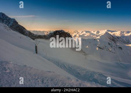 Ein Skifahrer steigt auf dem Hintertuxer Gletscher eine Piste ab. Stockfoto