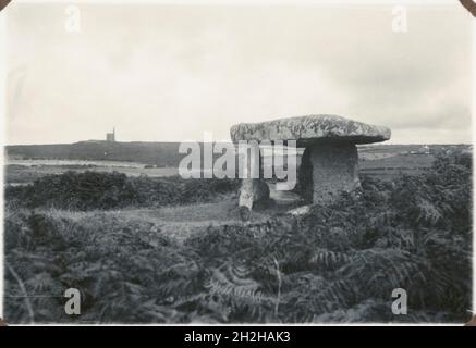 Lanyon Quoit, Madron, Cornwall, 1919-1936. Ein Blick auf Lanyon Quoit, mit dem Greenburrow Engine House in der Ding Dong Mine im Hintergrund. Stockfoto