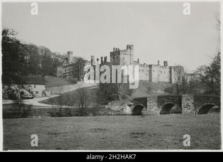 Haddon Hall, Nether Haddon, Derbyshire, 1950-1964. Ein Blick aus dem Nordosten der Haddon Hall, mit der Brücke über den Fluss Wye im Vordergrund. Stockfoto