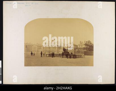 Horse Guards, Whitehall, City of Westminster, Greater London Authority, c1854. Ein Blick aus dem Südwesten der Horse Guards, mit einer Gruppe von Menschen, die neben dem französischen Mörser aus dem 18. Jahrhundert stehen. Stockfoto