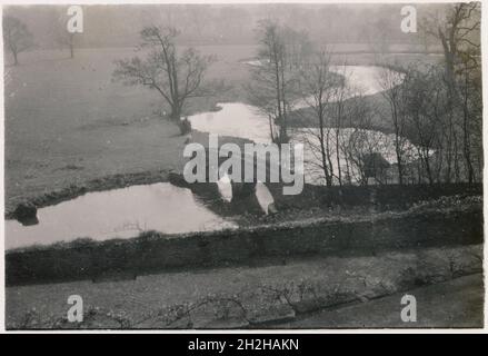 Dorothy Vernon's Bridge, Haddon Hall, Nether Haddon, Derbyshire Dales, Derbyshire, 1950-1964. Ein Blick von Haddon Hall auf die Brücke von Dorothy Vernon über den Fluss Wye. Der Name der Brücke leitet sich von der Legende ab, dass Dorothy Vernon (1544-1584), die Erbin von Haddon Hall, über diese Brücke flüchtete, um mit ihrem Geliebten während der Feierlichkeiten zur Hochzeit ihrer Schwester zu entfliehen. Stockfoto