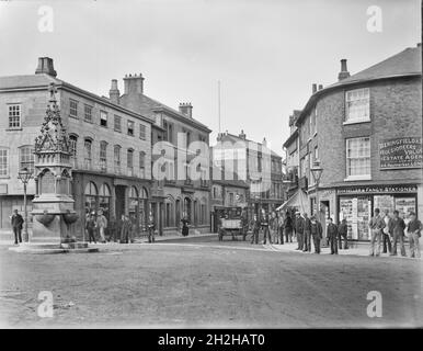 Bell Street, Henley-on-Thames, South Oxfordshire, Oxfordshire, 1890. Blick auf die Straße von der Hart Street, mit dem Trinkbrunnen von 1885 in Porphyr und Stein mit einem kurzen gehäkelten Turm, auf der linken Seite. Stockfoto