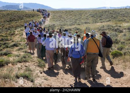 Eine Gruppe von jungen Leuten und Führern im Teenageralter reenact eine mormonische Pionierhandkarren-Wanderung auf den Ebenen von Wyoming. Stockfoto