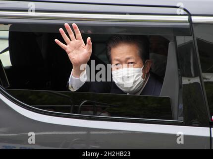 Der Parteichef von Komeito, Natsuo Yamaguchi, winkt den Anhängern seiner Partei nach einer Wahlkampfrede für die Parlamentswahlen in Kawasaki, Präfektur Kanagawa, Japan, am 19. Oktober 2021 zu. Stockfoto