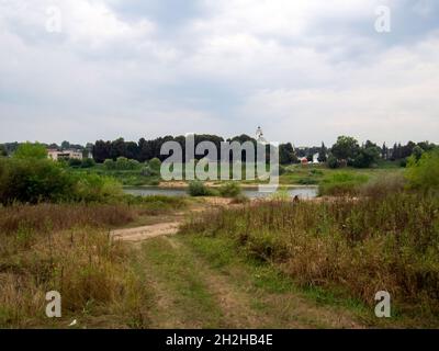 Eine kleine Stadt in Russland am Ufer des Flusses Oka, im Sommer Stockfoto