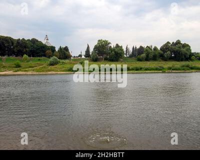 Eine kleine Stadt in Russland am Ufer des Flusses Oka, im Sommer Stockfoto