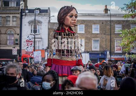 London, Großbritannien. Oktober 2021. Little Amal kommt in Deptford im Südosten Londons an. Amal, dessen Name auf Arabisch Hoffnung bedeutet, ist seit Juli aus der Türkei gereist und wurde von Handspring gegründet, der Firma, die in war Horse die Reitpuppen herstellte. Die 3,5 Meter lange Marionette eines neun Jahre alten syrischen Mädchens stellt die Millionen von Kindern dar, die in verzweifelten Situationen gezwungen sind, ihr Zuhause zu verlassen. Kredit: Guy Corbishley/Alamy Live Nachrichten Stockfoto