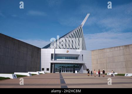 Der aufragende Vordereingang zum Gebäude. Im National Museum of the Marine Corps Heritage Center in Virginia. Stockfoto