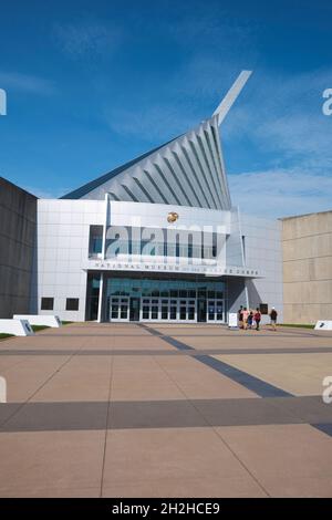 Der aufragende Vordereingang zum Gebäude. Im National Museum of the Marine Corps Heritage Center in Virginia. Stockfoto