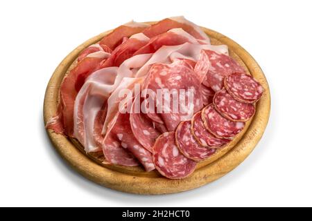 Salami, Wurst und Parmaschinken in Scheiben geschnitten auf Holzschneidebrett, leckere italienische Vorspeise isoliert auf Weiß Stockfoto