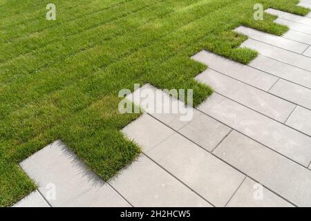 Rasengras und Gehweg auf dem Wandergebiet im Garten oder Park. Landschaftsgestaltung des Rasens und Verbesserung des Territoriums in der Nähe des Hauses. Hochwertige Fotos Stockfoto