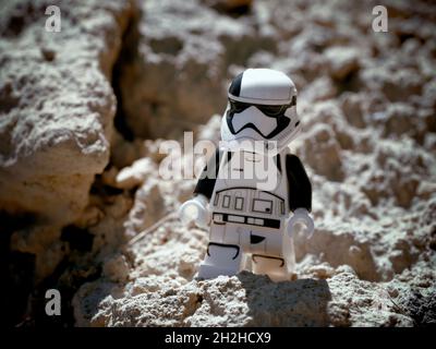 Tschernihiw, Ukraine, 13. Juli 2021. Eine Minifigur eines imperialen Sturmtruppen aus Star Wars vor einem Hintergrund sandigen Terrains. Illustrative editori Stockfoto