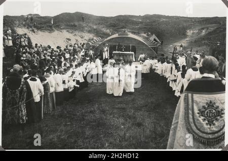 St Piran's Oratory, Penhale Sands, Perranzabuloe, Cornwall, 1936. Der Klerus, Teil der Diözesanwallfahrt von Truro, entfernt sich vom Oratorium des hl. Piran, während Menschenmassen zusehen. Stockfoto