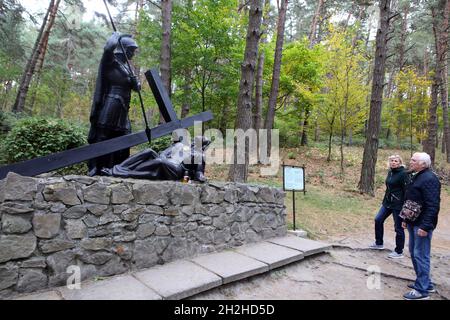 STRADCH, UKRAINE - 16. OKTOBER 2021 - Ein Mann und eine Frau betrachten die Jesus-Fälle zum dritten Mal unter dem Gewicht des Kreuzes Stockfoto