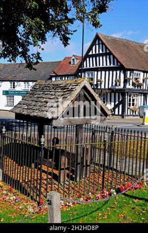 Bestände außerhalb Abtei Mews mit Ye Olde Red Horse Pub nach hinten, Evesham, Worcestershire, England, Vereinigtes Königreich, West-Europa. Stockfoto