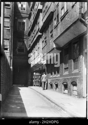 Middle Temple Lane, Temple, City of London, Greater London Authority, 1930er Jahre. Blick nach Norden entlang der juristischen Kammern und Gasthöfe des Gerichts auf der Ostseite der Middle Temple Lane in Richtung Middle Temple Gatehouse. Stockfoto