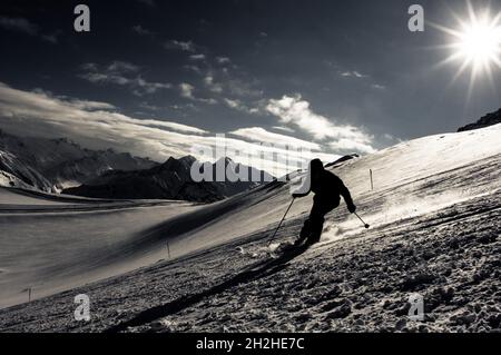 Ein Skifahrer steigt auf dem Hintertuxer Gletscher eine Piste ab. Stockfoto