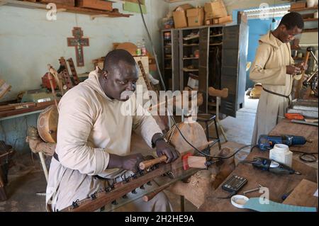 SENEGAL, Benediktinerkloster Keur Moussa, Mönche arbeiten in der Werkstatt, um die afrikanische Kora-Brückenharfe zu bauen und das traditionelle Saiteninstrument zu stimmen Stockfoto