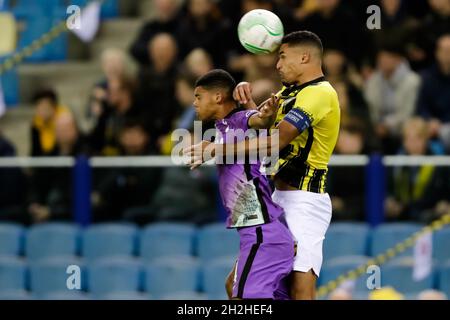 ARNHEM, NIEDERLANDE - 21. OKTOBER: Dane Scarlett von Tottenham Hotspur startet mit Danilho Doekhi von Vitesse beim Spiel der Gruppe D - UEFA Europa Conference League zwischen Vitesse und Tottenham Hotspur am 21. Oktober 2021 im Gelredome in Arnhem, Niederlande (Foto: Peter Lous/Orange Picles) Stockfoto