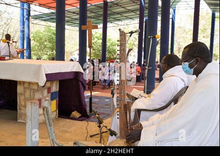 SENEGAL, Benediktinerkloster Keur Moussa, heilige Messe mit Kora Musikinstrument / Senegal, Benediktinerkloster Keur Moussa, Sonntagsmesse im Freien, Kora Musikinstrument Stockfoto