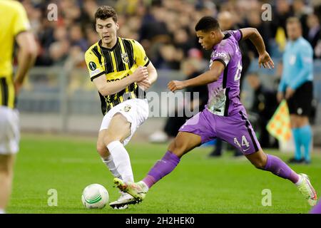 ARNHEM, NIEDERLANDE - 21. OKTOBER: Jacob Rasmussen von Vitesse und Dane Scarlett von Tottenham Hotspur während des Spiels der Gruppe D - UEFA Europa Conference League zwischen Vitesse und Tottenham Hotspur am 21. Oktober 2021 im Gelredome in Arnhem, Niederlande (Foto: Peter Lous/Orange Picts) Stockfoto