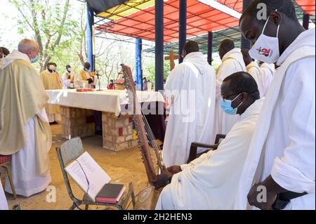 SENEGAL, Benediktinerkloster Keur Moussa, heilige Messe mit Kora Musikinstrument / Senegal, Benediktinerkloster Keur Moussa, Sonntagsmesse im Freien, Kora Musikinstrument Stockfoto