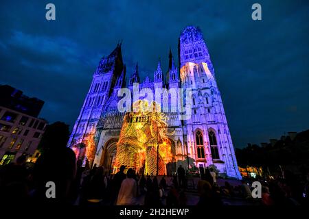 Rouen (Normandie, Nordfrankreich): Rouens Cathedral Light Show („Cathedrale de lumiere 2021“) . Illuminationen projiziert auf die Fassade der Kathedrale Stockfoto