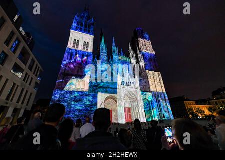 Rouen (Normandie, Nordfrankreich): Rouens Cathedral Light Show („Cathedrale de lumiere 2021“) . Illuminationen projiziert auf die Fassade der Kathedrale Stockfoto