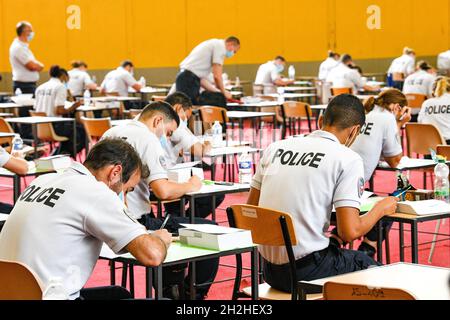 Auszubildende der Polizeiakademie von Oissel, die eine theoretische Prüfung ablegen (Nordfrankreich) Stockfoto