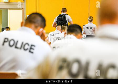 Auszubildende der Polizeiakademie von Oissel, die eine theoretische Prüfung ablegen (Nordfrankreich) Stockfoto