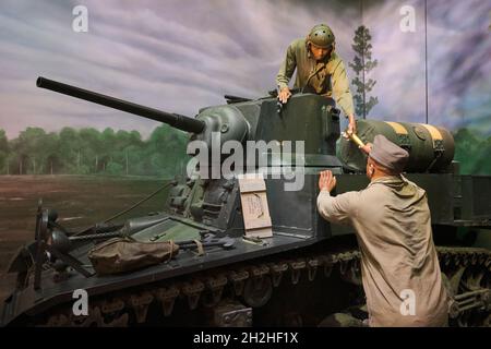 Schwarze, afroamerikanische Soldaten, die während des Zweiten Weltkriegs einen M4 Sherman-Panzer verladen. Im National Museum of the Marine Corps Heritage Center in Virginia. Stockfoto