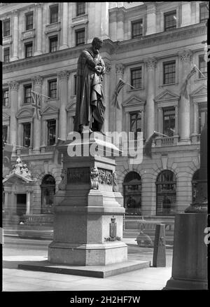 Statue von Lord Herbert of Lea, Waterloo Place, Ciity of Westminster, Greater London Authority, 1951. Die Statue von Lord Herbert von Lea wurde 1867 vom Bildhauer JH Foley geschaffen. Sidney Herbert (1810-1861) war ein enger Verbündeter von Florence Nightingale. Stockfoto