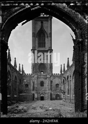 St. Luke's Church, Leece Street, Liverpool, 1963. Ein Blick von unterhalb des Kanzelbogens in Richtung Westen auf den Turm in den ausgebombten Ruinen der St. Luke's Church. Die St. Luke's Church wurde während des Blitzes im Jahr 1941 bombardiert. Die Mauern und der Turm, abzüglich des Dachs, wurden als Denkmal für die während des Krieges Getöteten beibehalten. Stockfoto