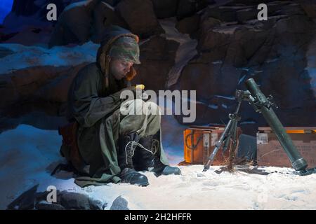 Während eines kalten Winters des Koreakrieges wagt sich ein Soldat in den verschneiten Bergen warm zu bleiben. Im Nationalmuseum der Marine Corp Stockfoto