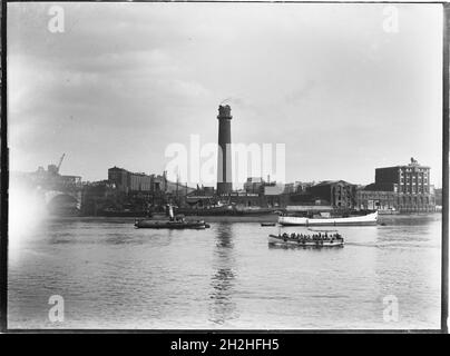 Shot Tower and Lead Works, Belvedere Road, Lambeth, Greater London Authority, 1936. Ein Blick über die Themse in Richtung des Kugelturms bei Lambeth Lead Works und im Vordergrund ein Passagierboot oder eine Fähre, die den Fluss entlang fährt. Der Schussturm der Lambeth-Hauptwerke wurde von David Ridall Roper entworfen und 1826 für Thomas Maltby &amp; Co. Erbaut. Zum Zeitpunkt dieser Aufnahme wurde er von Walkers, Parker &amp; Co, aber es wurde später im Jahr 1962 abgerissen, um Platz für die Queen Elizabeth Hall zu machen. Stockfoto