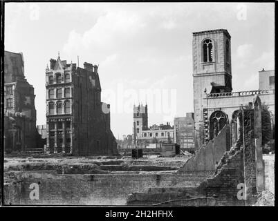 St Giles' Cripplegate, Fore Street, City and County of the City of London, Greater London Authority, 1941-1945. Ein Blick nach Nordwesten über eine durch Bomben beschädigte Landschaft zur St. Giles' Cripplegate Church in der Ferne mit St. Mary Aldermanbury rechts im Vordergrund. St. Mary Aldermanbury, das von Christopher Wren nach dem großen Brand von London 1666 wieder aufgebaut wurde, wurde später während des Blitzes 1940 durch einen Brand entkuttet. Die Überreste der Mauern wurden 1966 in Fulton, Missouri, entfernt und als Denkmal für Winston Churchill wieder aufgebaut, obwohl die Fundamente der Kirche noch am Ursprung liegen Stockfoto