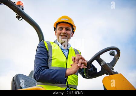 Livingston, Schottland, Großbritannien. Oktober 2021. IM BILD: Anas Sarwar MSP, Vorsitzende der Scottish Labour Party, besuchte ein Bauunternehmen, um mit den Mitarbeitern zu sprechen und mehr darüber zu erfahren, wie der Bausektor Arbeitsplätze schaffen und eine wichtige Rolle bei unserer wirtschaftlichen Erholung spielen kann. Quelle: Colin Fisher/Alamy Live News Stockfoto