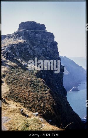 Castle Rock, Lynton and Lynmouth, North Devon, 1959. Blick auf Castle Rock aus dem Nordosten. Das Valley of Rocks, auch als Dänen bekannt, verläuft parallel zur Küste zwischen Lynton und Lee Abbey. Es wird angenommen, dass sich das trockene Tal während der letzten Eiszeit gebildet hat, als ein Eisschild den East Lyn River nach Westen umlendete. Der Rückzug des Eisschildes erlaubte dem Fluss, seinen ursprünglichen Weg zum Meer wieder aufzunehmen, und das Tal verschlammte daraufhin. Zu den Besonderheiten im und um das Tal gehören Höhlen und Felsformationen. Stockfoto