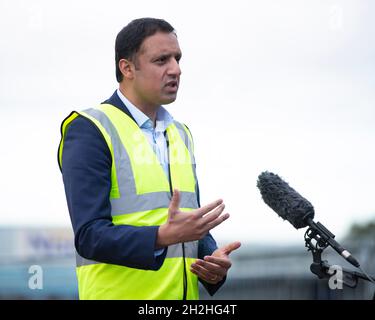 Livingston, Schottland, Großbritannien. Oktober 2021. IM BILD: Anas Sarwar MSP, Vorsitzende der Scottish Labour Party, besuchte ein Bauunternehmen, um mit den Mitarbeitern zu sprechen und mehr darüber zu erfahren, wie der Bausektor Arbeitsplätze schaffen und eine wichtige Rolle bei unserer wirtschaftlichen Erholung spielen kann. Quelle: Colin Fisher/Alamy Live News Stockfoto