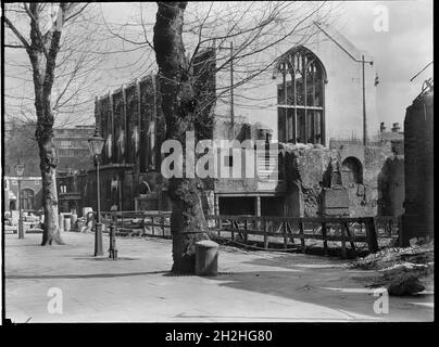 Innere Tempelhalle, Tempel, City of London, Greater London Authority, 1940-1945. Blick auf die Halle des Inneren Tempels vom Pump Court aus, der das Gebäude nach schweren Bombenschäden in Ruinen zeigt. Das Gebiet um den Inneren Tempel wurde 1940-41 während des Zweiten Weltkriegs durch hohe Sprengstoffe schwer beschädigt. Der Saal und die Bibliothek wurden später mit der Fertigstellung im Jahr 1959 komplett umgebaut. Stockfoto