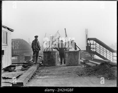 Abriss der Waterloo Bridge, Lambeth, Greater London Authority, 1936. Ein Blick auf die Männer, die am Abriss der alten Waterloo Bridge arbeiten, mit Kräne und dem Schrotturm an der Lambeth-Führung, die im Hintergrund zu sehen sind. Die Waterloo Bridge wurde von John Rennie entworfen und 1817 eröffnet. Es wurde in den 1930er Jahren abgerissen und in den 1940er Jahren durch eine andere Brücke ersetzt. Stockfoto