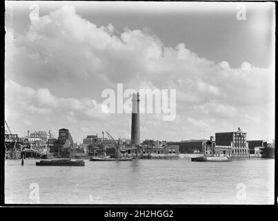 Shot Tower and Lead Works, Belvedere Road, Lambeth, Greater London Authority, 1936. Ein Blick über die Themse in Richtung des Schrotturms bei Lambeth Lead Works mit der Lion Brewery auf der rechten Seite. Der Schussturm der Lambeth-Hauptwerke wurde von David Ridall Roper entworfen und 1826 für Thomas Maltby &amp; Co. Erbaut. Zum Zeitpunkt dieser Aufnahme wurde er von Walkers, Parker &amp; Co, aber es wurde später im Jahr 1962 abgerissen, um Platz für die Queen Elizabeth Hall zu machen. Die Lion Brewery wurde 1836-37 erbaut, wurde aber 1949 abgerissen, um Platz für die Royal Festival Hall zu schaffen. Stockfoto